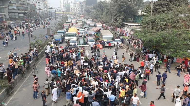 মিরপুর সড়ক অবরোধ, যান চলাচল বন্ধ - গণঅভ্যুত্থানে আ...